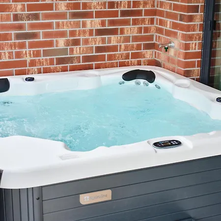 Pulse Patio Jacuzzi Apartmán *